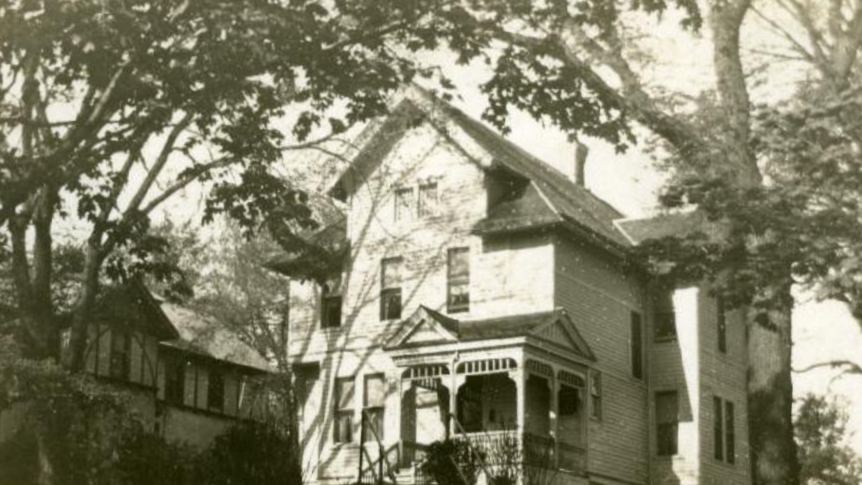 Image of historic house in West Bend, Wisconsin on 8th Avenue
