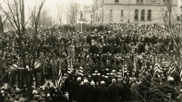 The Veteran's Plaza at the dedication ceremony in West Bend, Wisconsin in 1927