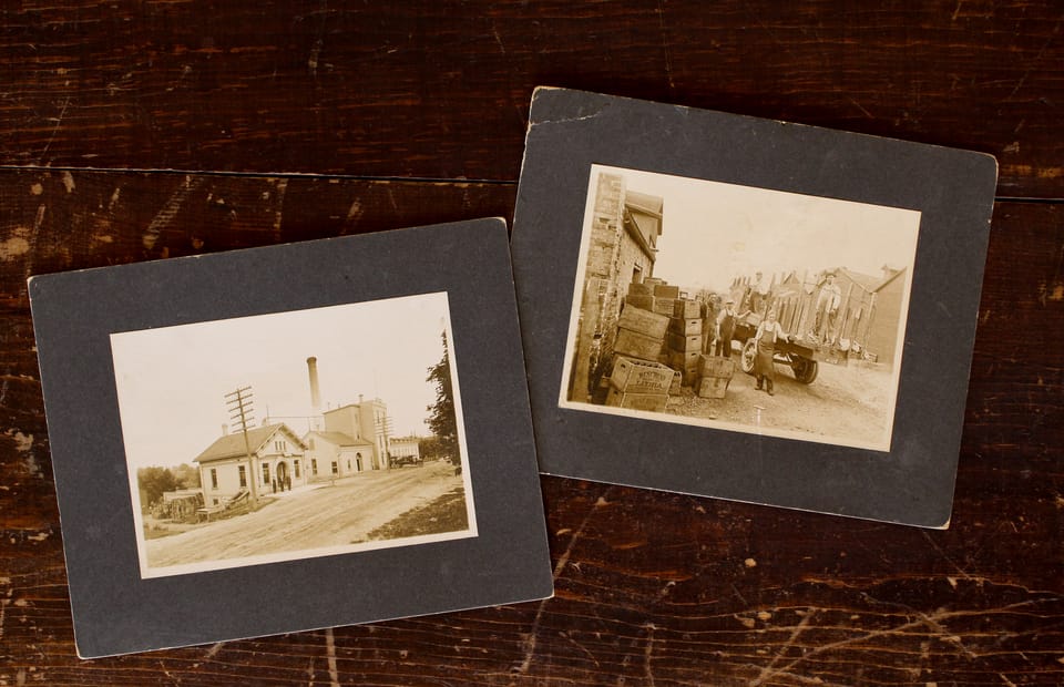 Methods for storing old photos like sleeves and board boxes